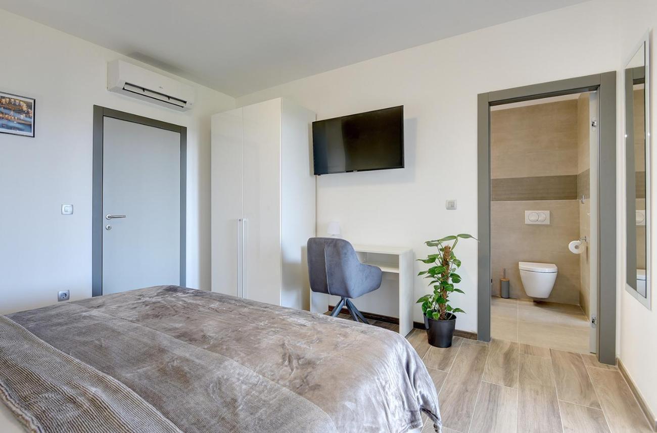 Villa Ula In Pula With Heated Pool And Sauna Kültér fotó