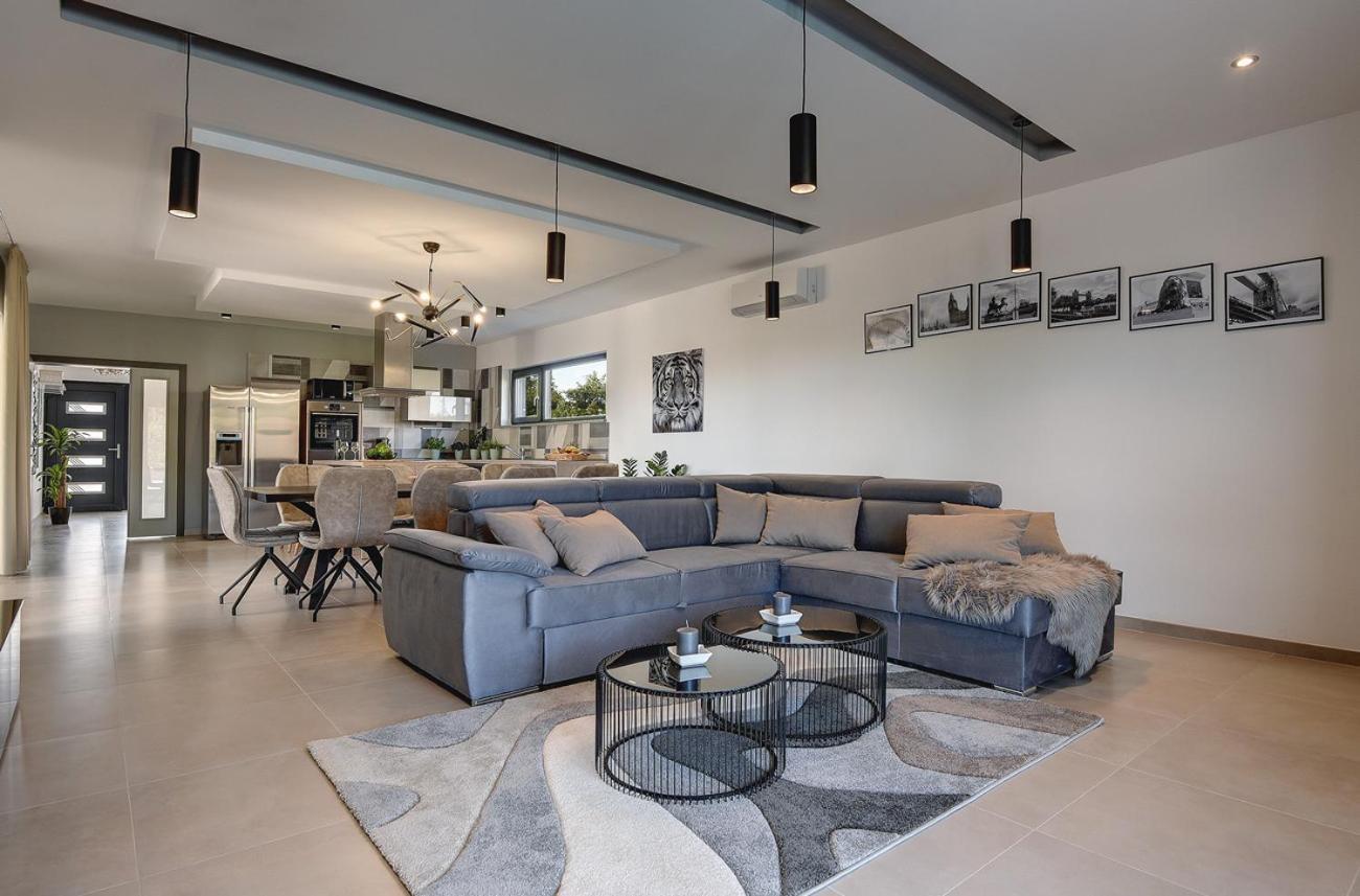 Villa Ula In Pula With Heated Pool And Sauna Kültér fotó