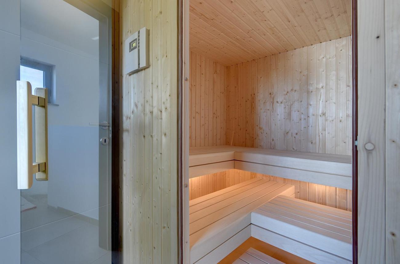 Villa Ula In Pula With Heated Pool And Sauna Kültér fotó